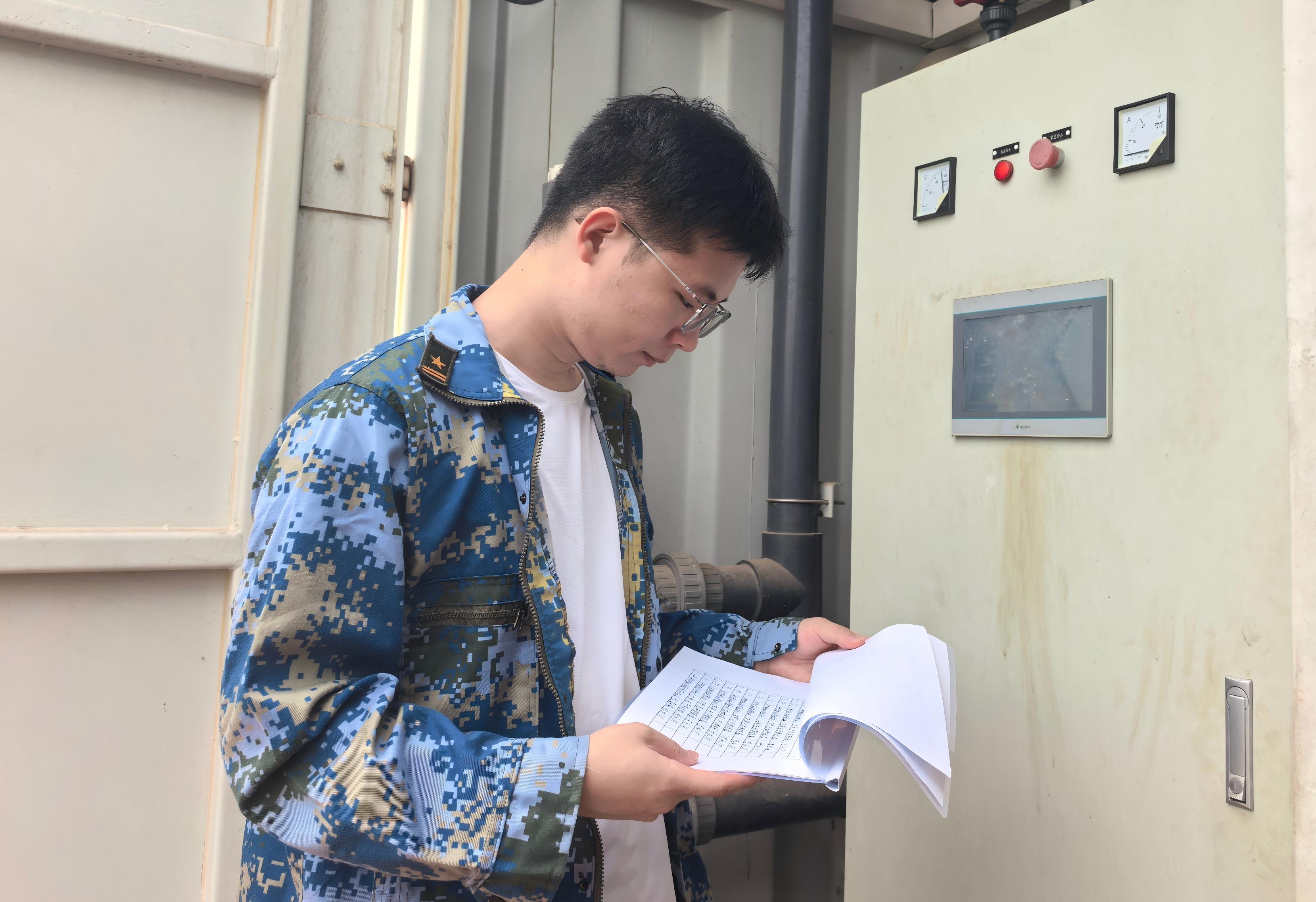 工作場景2：亓豪偉在一體化污水處理設備巡檢中(1).jpg